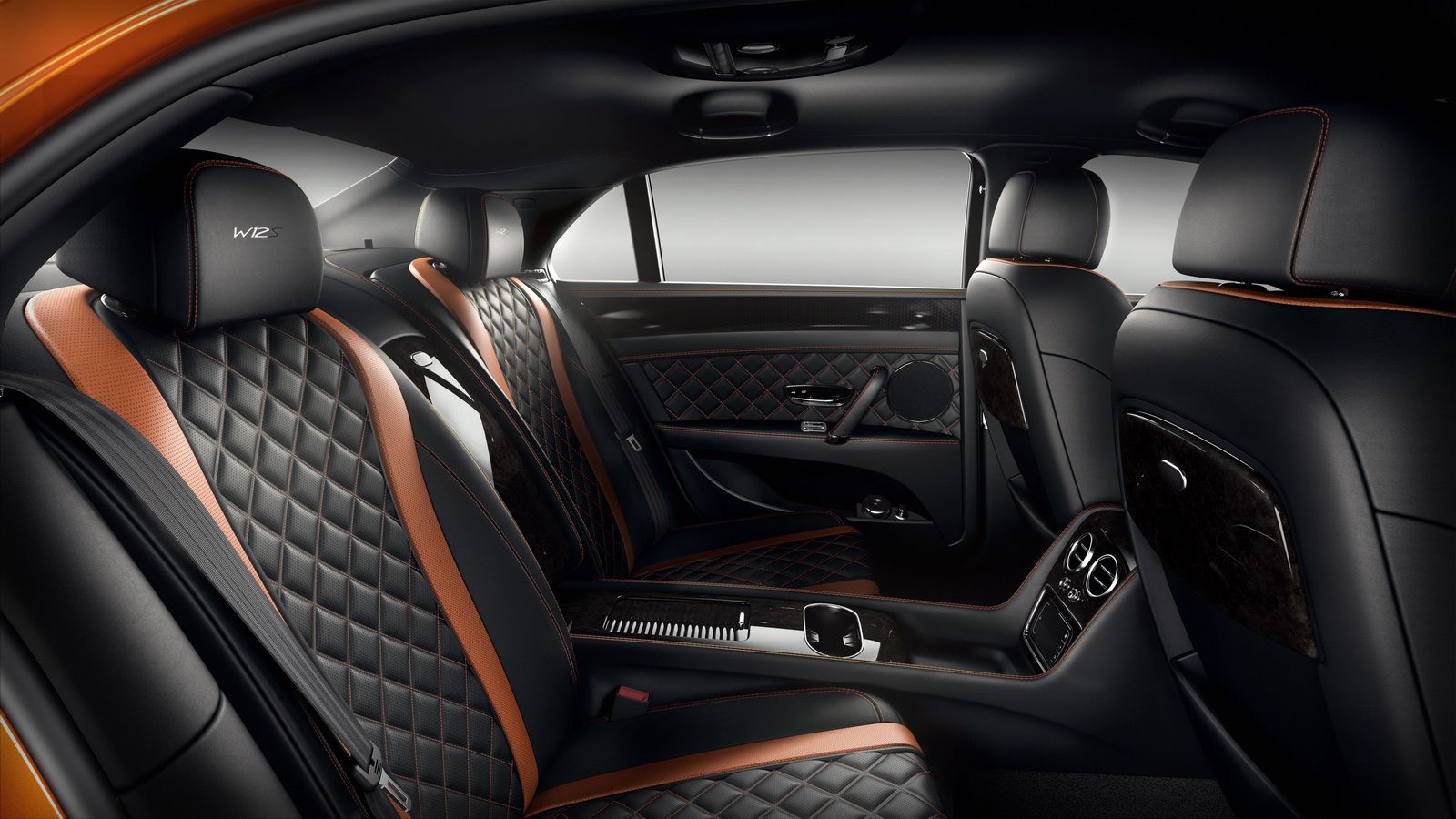 Η Bentley Flying Spur W12 S, δίχως να χάσει την ιδιότητα της πολυτελούς λιμουζίνας, μετατρέπεται σε ένα καυτό όχημα.